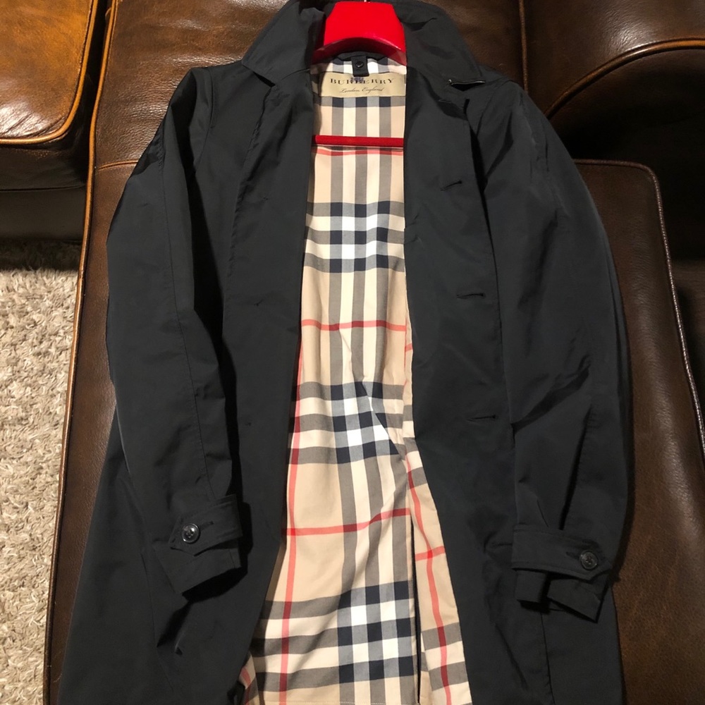 Burberry Modern Single-Breasted Lightweight Trench